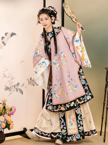 Potpuni Hanfu set iz dinastije Qing: Qing Han GeGe Hanfu s gornjim dijelom s printom i horse-face suknjom za fotografiranje