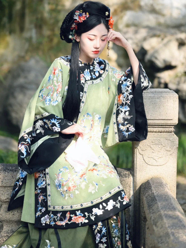 Potpuni Hanfu set iz dinastije Qing: Qing Han GeGe Hanfu s gornjim dijelom s printom i horse-face suknjom za fotografiranje