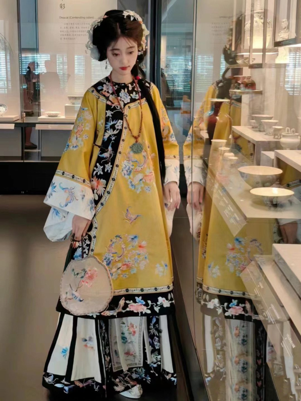 Potpuni Hanfu set iz dinastije Qing: Qing Han GeGe Hanfu s gornjim dijelom s printom i horse-face suknjom za fotografiranje