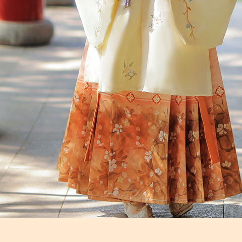 Hanfu u Ming stilu za žene – motiv Dream Pen Blossoms – duga haljina s visokim ovratnikom, bogata vezen, oblačni rameni i suknja s motivom konjega lica, jesen–zima model