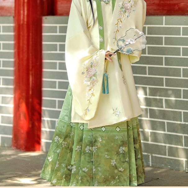 Hanfu u Ming stilu za žene – motiv Dream Pen Blossoms – duga haljina s visokim ovratnikom, bogata vezen, oblačni rameni i suknja s motivom konjega lica, jesen–zima model
