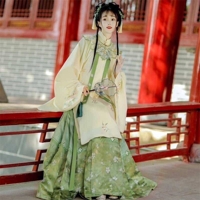 Hanfu u Ming stilu za žene – motiv Dream Pen Blossoms – duga haljina s visokim ovratnikom, bogata vezen, oblačni rameni i suknja s motivom konjega lica, jesen–zima model