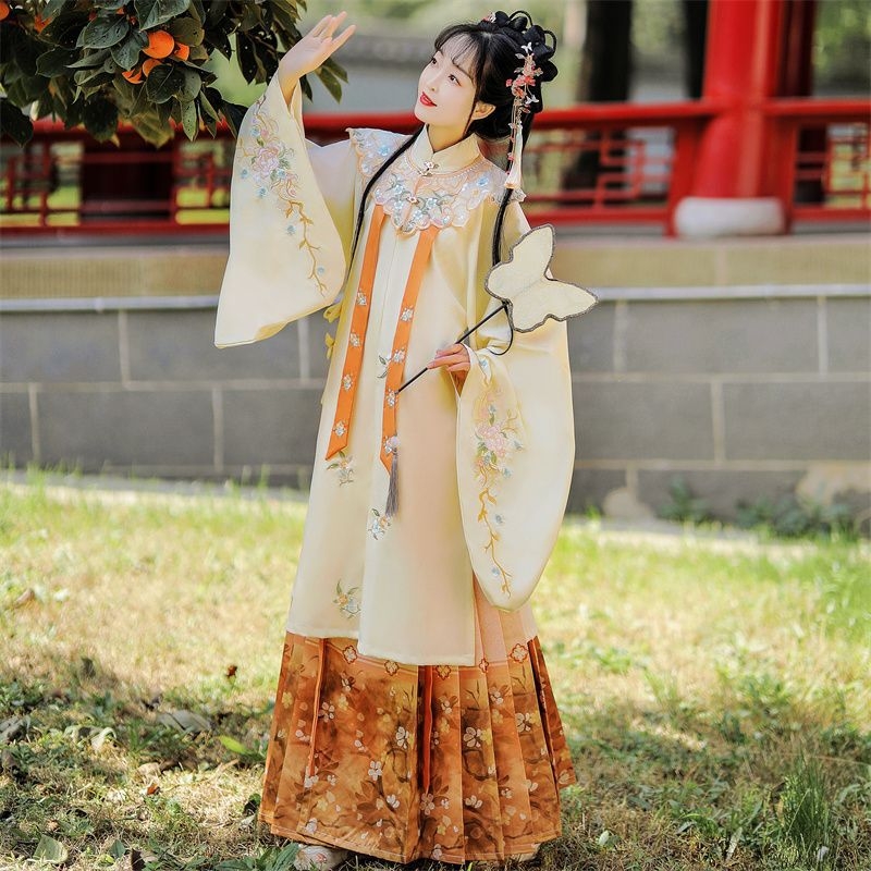 Hanfu u Ming stilu za žene – motiv Dream Pen Blossoms – duga haljina s visokim ovratnikom, bogata vezen, oblačni rameni i suknja s motivom konjega lica, jesen–zima model
