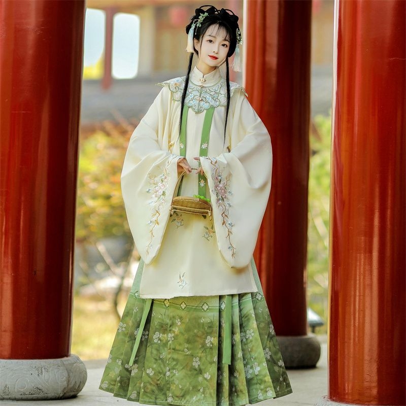 Hanfu u Ming stilu za žene – motiv Dream Pen Blossoms – duga haljina s visokim ovratnikom, bogata vezen, oblačni rameni i suknja s motivom konjega lica, jesen–zima model