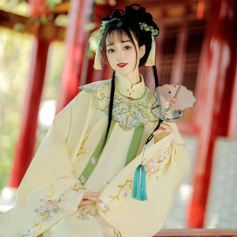 Hanfu u Ming stilu za žene – motiv Dream Pen Blossoms – duga haljina s visokim ovratnikom, bogata vezen, oblačni rameni i suknja s motivom konjega lica, jesen–zima model