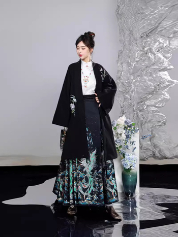 Izvorni Hanfu u Ming stilu set s topom s polu-visokim ovratnikom i suknjom s cvjetnim uzorkom te uzorkom konjske glave, 3D uzorak, novi stil 2023