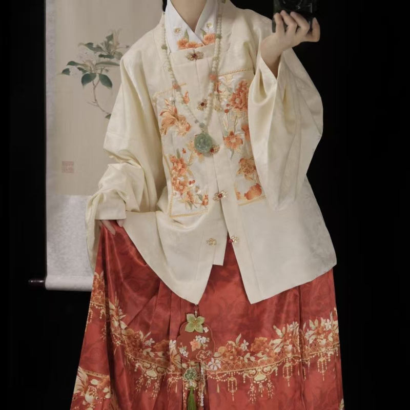 Ženski Hanfu u Ming stilu s žakardom, četverokutnim ovratnikom, rukavima tipa pipa i plisiranom suknjom — svakodnevno nošenje kroz cijelu godinu