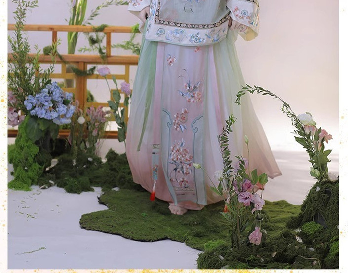 Ženski hanfu set s teškom izvezom i gradijentnim otiskom, poboljšani kineski stil, drevni dizajn, top s dijagonalnim ovratnikom i plisirana suknja