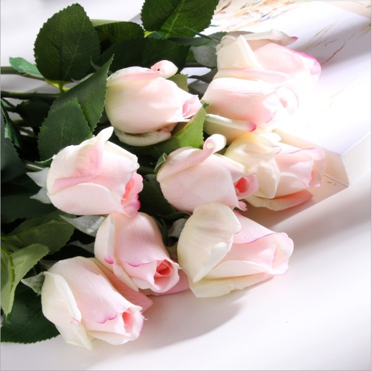 Луксозна роза от коприна с реалистично излъчване и мек допир за домашна декорация