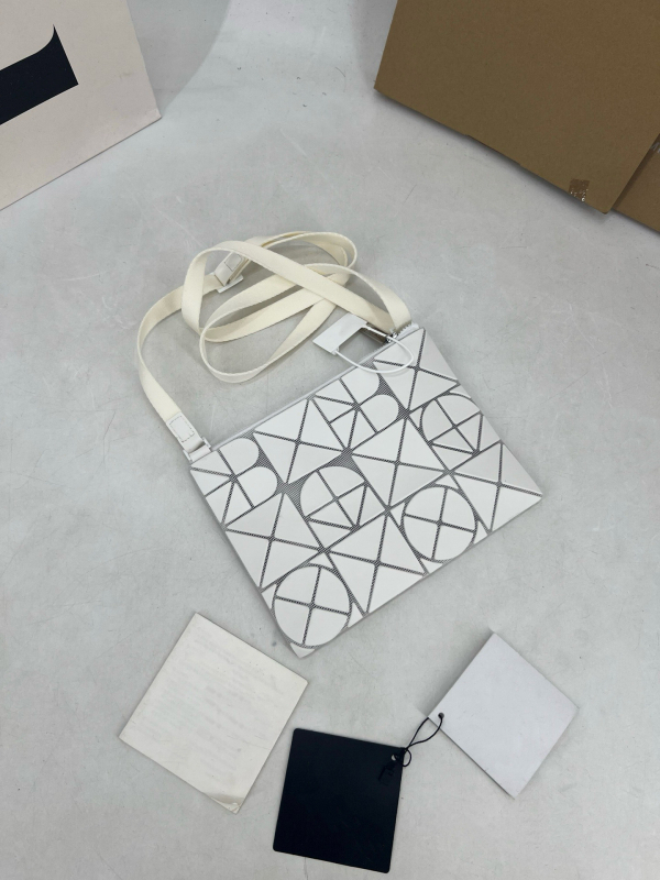 Lucent női válltáska diamantszerkezetű patchwork mintával, négy rekesz – geometrikus, mindennapi sminktáska