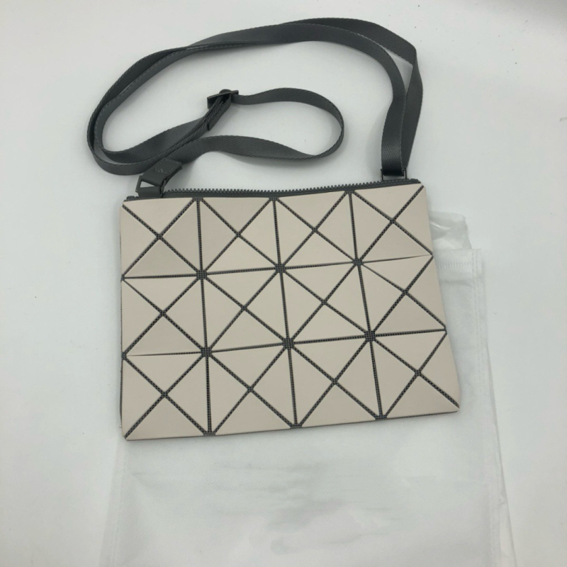 Lucent női válltáska diamantszerkezetű patchwork mintával, négy rekesz – geometrikus, mindennapi sminktáska
