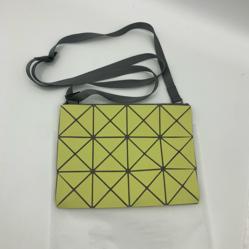 Lucent női válltáska diamantszerkezetű patchwork mintával, négy rekesz – geometrikus, mindennapi sminktáska