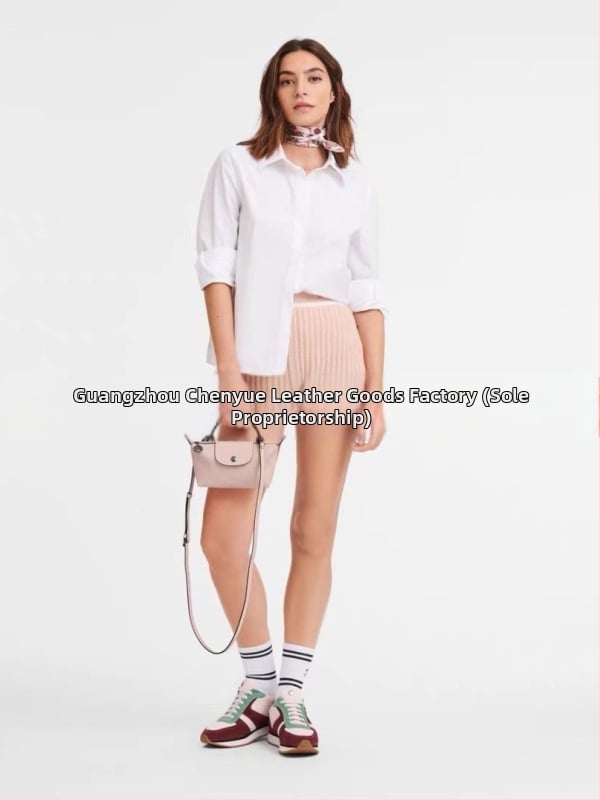 Kožená mini dumpling taška s klapkou, cez rameno a crossbody popruh, vnútorný zipsový vrecko, dámska taška