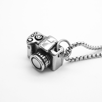 Muška ogrlica od titan čeli s privjeskom vintage fotoaparata, minimalistički retro stil