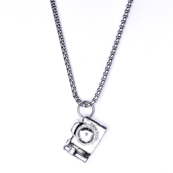 Muška ogrlica od titan čeli s privjeskom vintage fotoaparata, minimalistički retro stil