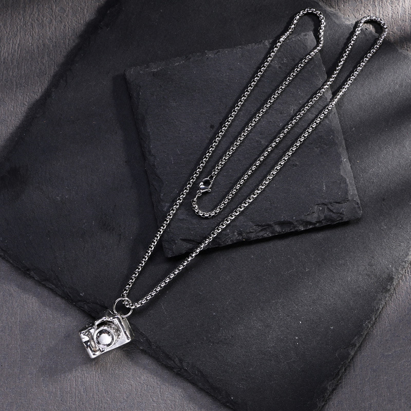 Muška ogrlica od titan čeli s privjeskom vintage fotoaparata, minimalistički retro stil