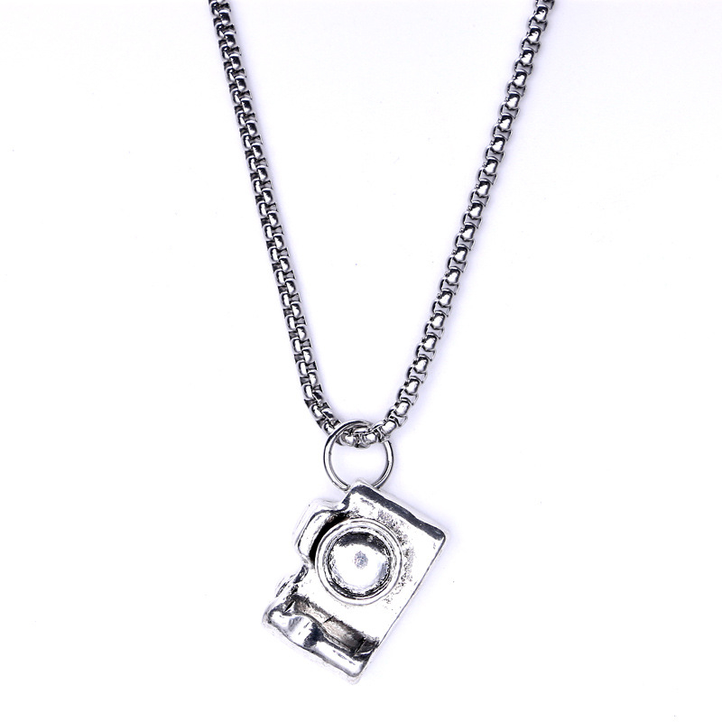 Muška ogrlica od titan čeli s privjeskom vintage fotoaparata, minimalistički retro stil
