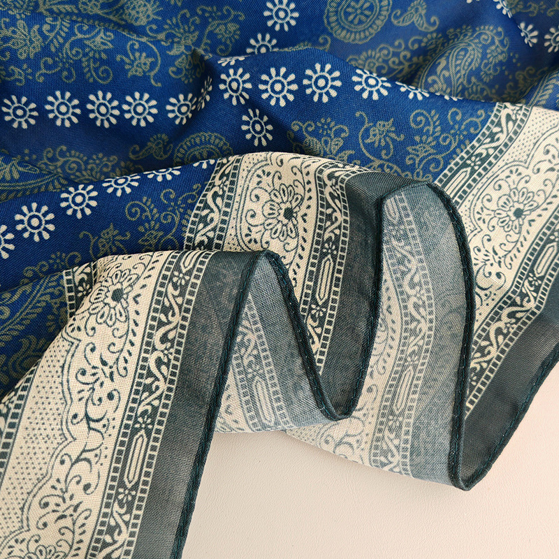 Veliki kvadratni šal 110 x 110 cm s kariranim uzorkom, svestran i elegantan stil, poliester – imitacija svile i pamuka, lagani ženski šal za putovanja