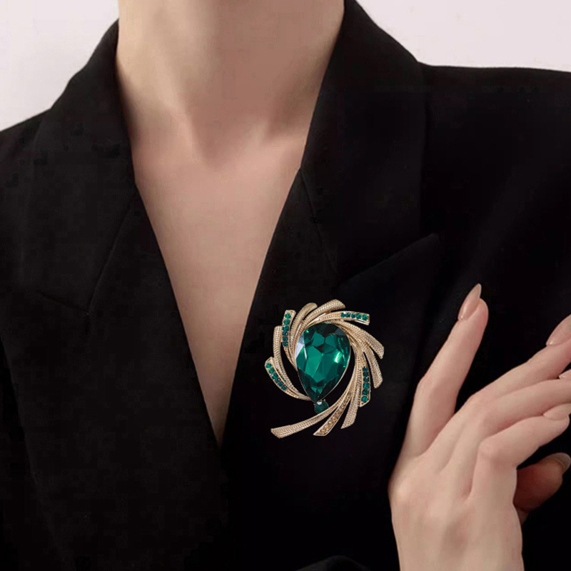 Broš Moon Pearl s kristalima – legura, ručna izrada, elegantan ženski dodatak