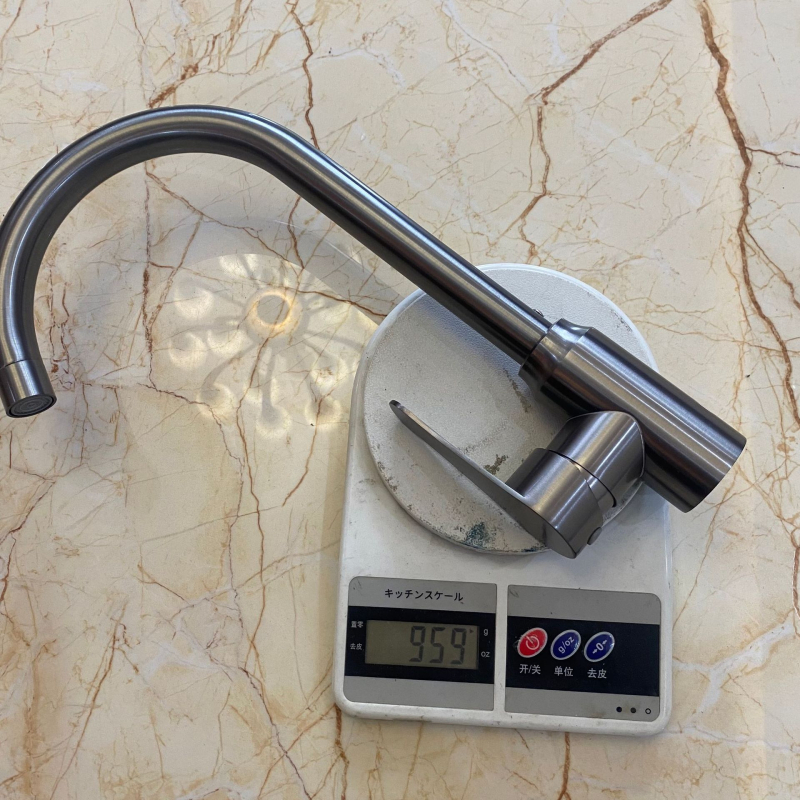 Кухненски смесител от неръждаема стомана с гореща и студена вода