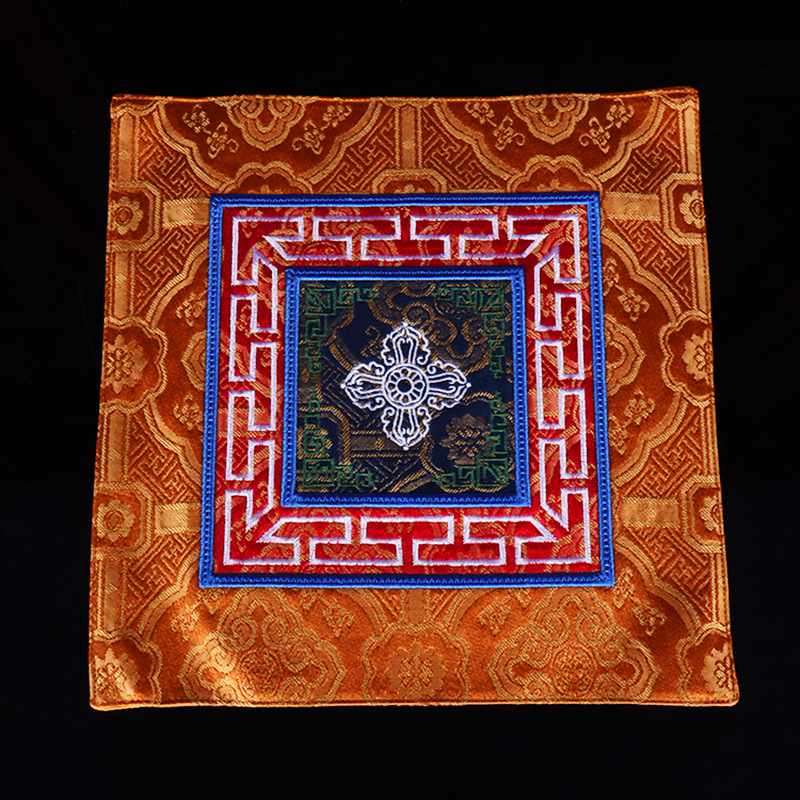 Tibetanskog stila premijena podloga za ritualne instrumente sa križnim Vajra pestlom, podlogom za čašu vode, podlogom za miša, Vajra zvon podlogom; debeli platna, tri boje