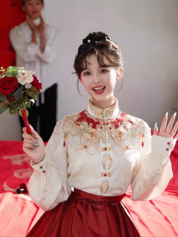 Ženski Hanfu u novom kineskom stilu za proslavu nazdravljanja i zaruke, izšiveni top s oblacnim ramenima, crvena tradicionalna suknja s detaljima izšivanja