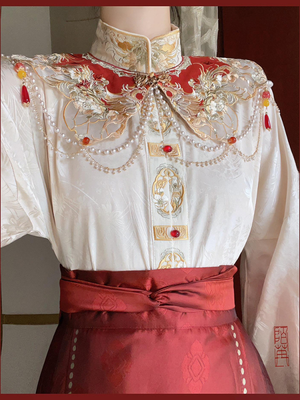Ženski Hanfu u novom kineskom stilu za proslavu nazdravljanja i zaruke, izšiveni top s oblacnim ramenima, crvena tradicionalna suknja s detaljima izšivanja