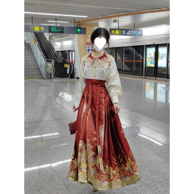 Ženski Hanfu u novom kineskom stilu za proslavu nazdravljanja i zaruke, izšiveni top s oblacnim ramenima, crvena tradicionalna suknja s detaljima izšivanja
