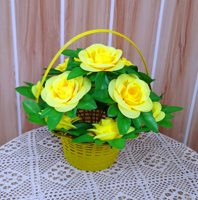 Set cu buchet de trandafiri artificiali din satin și coș pentru aranjamente memoriale ale strămoșilor