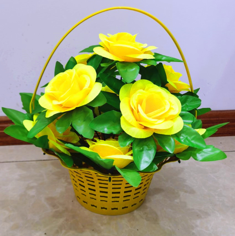 Set cu buchet de trandafiri artificiali din satin și coș pentru aranjamente memoriale ale strămoșilor
