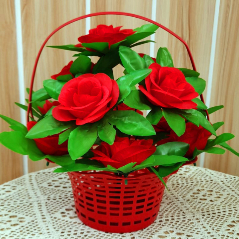 Set cu buchet de trandafiri artificiali din satin și coș pentru aranjamente memoriale ale strămoșilor