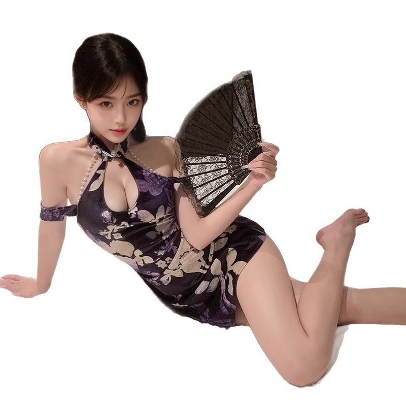 Lila velúr cheongsam virágos mintával és gyöngyös lánccal, hát rész nyitott, két részes készlet, elegáns kínai stílus