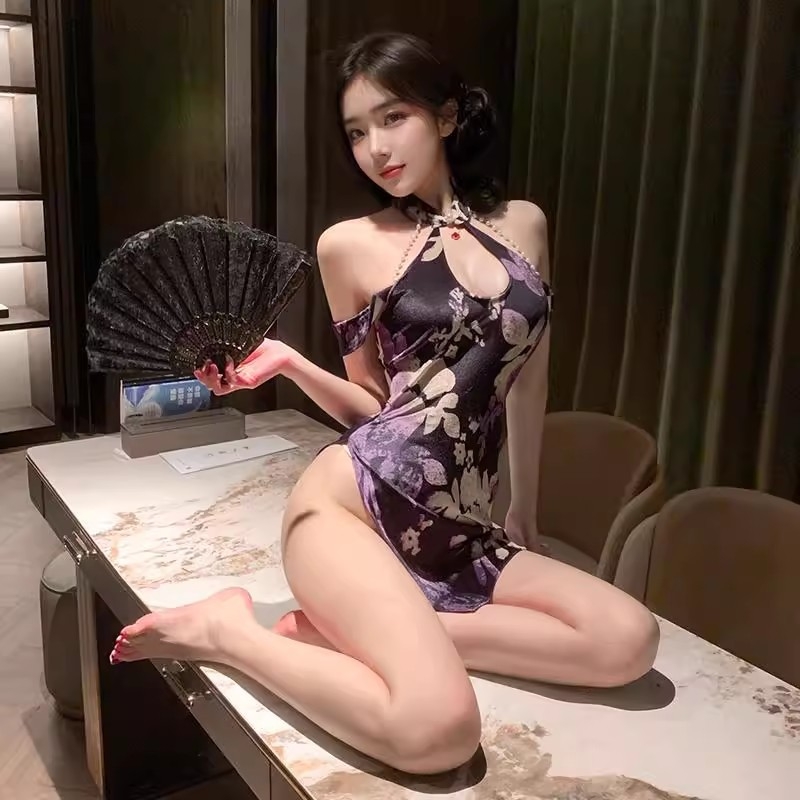 Lila velúr cheongsam virágos mintával és gyöngyös lánccal, hát rész nyitott, két részes készlet, elegáns kínai stílus
