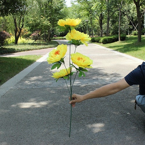 Umjetni buket s pionima i krizantemama, visina 110 cm, promjer cvijeta 22 cm, crveni umjetni cvjetovi za memorijalne obrede