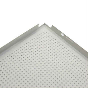 600x600 hliníkový panel stropu s perforáciou a mikrootvormi, pre integrované stropy, kancelárie, školy a továreň