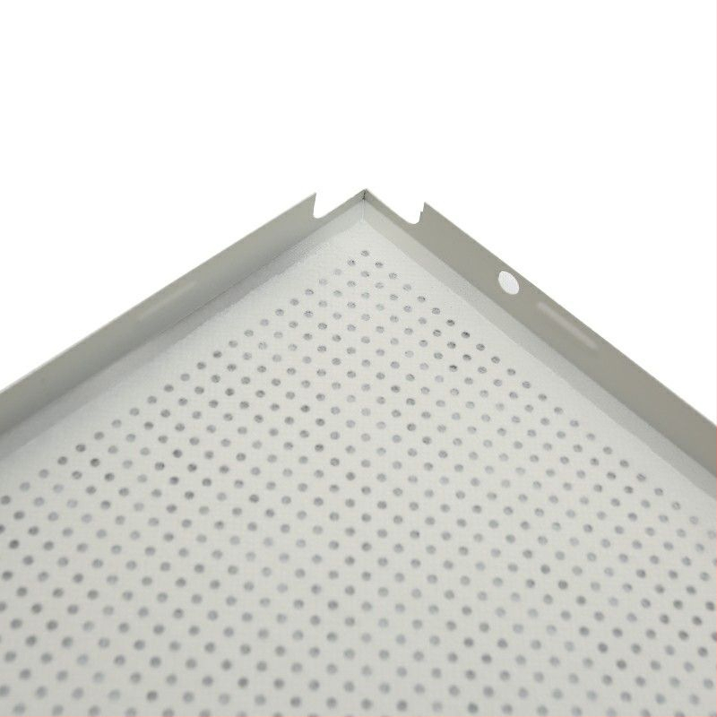 600x600 hliníkový panel stropu s perforáciou a mikrootvormi, pre integrované stropy, kancelárie, školy a továreň