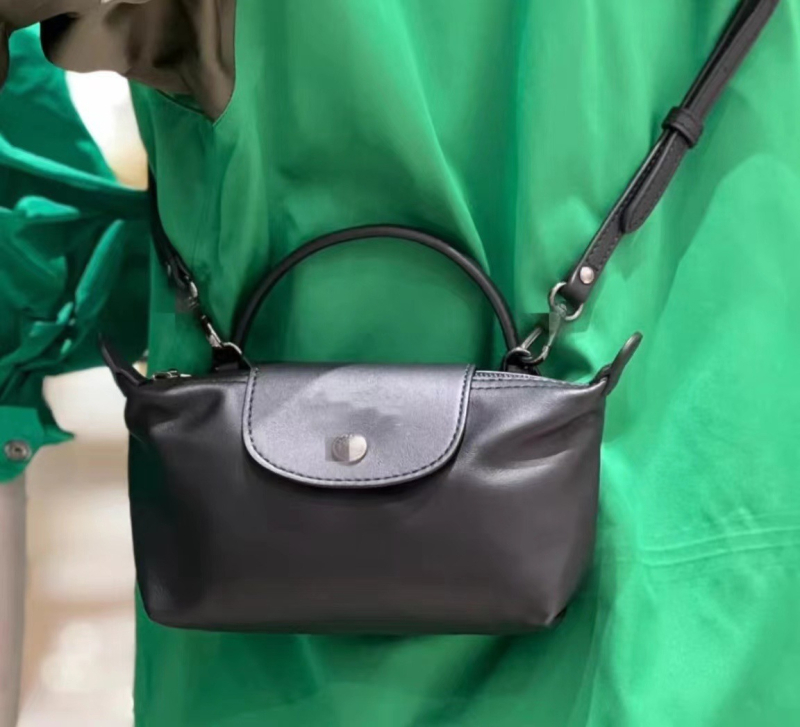 Mini PU dumpling torbica s jednom ručkom; može se nositi preko ramena ili kao crossbody; kompaktna ženska torbica za telefon i kozmetiku.