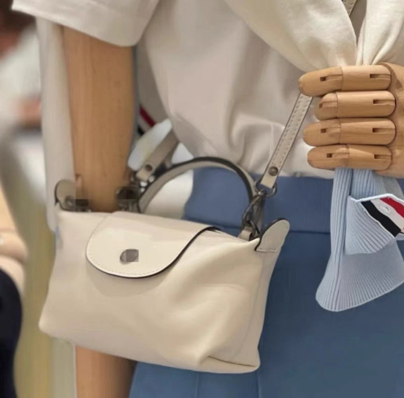 Mini PU dumpling torbica s jednom ručkom; može se nositi preko ramena ili kao crossbody; kompaktna ženska torbica za telefon i kozmetiku.