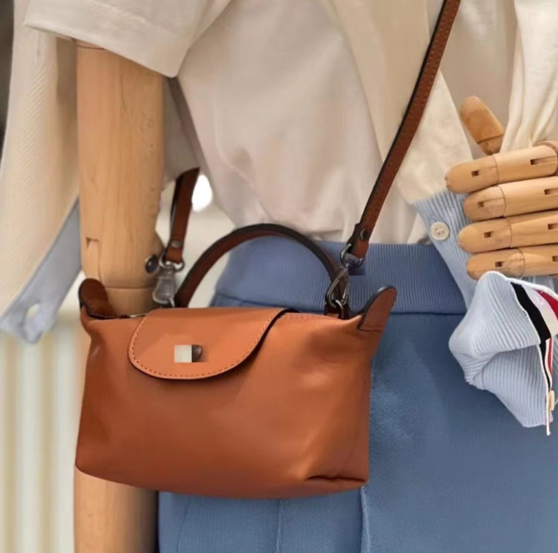 Mini PU dumpling torbica s jednom ručkom; može se nositi preko ramena ili kao crossbody; kompaktna ženska torbica za telefon i kozmetiku.