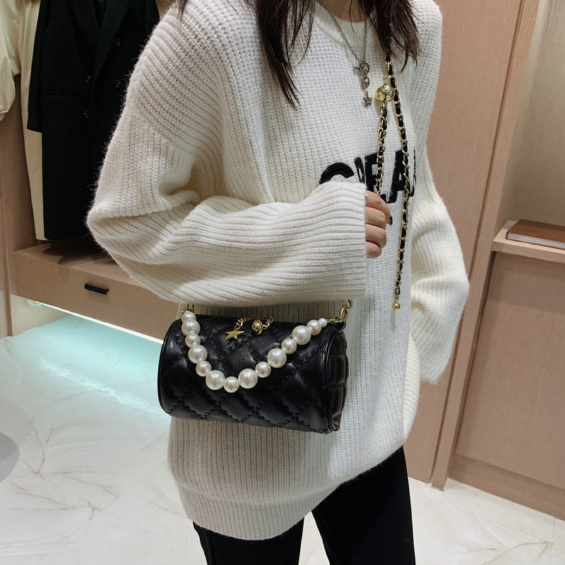 Ženska mini crossbody torbica s bisernim lancem, ljeto, cilindrični oblik, luksuzan izgled