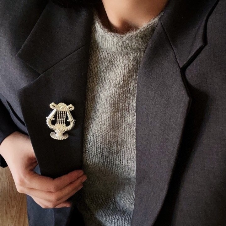 Ženska broš s pozlaćenom bakrenom kovom, harfa motiv, retro stil, reljefni dizajn, dodatak za kaput