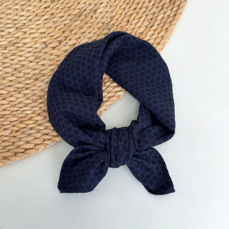 Tengerkék jacquard négyzet alakú sál, vékony és légáteresztő, női nyakvédő és fejkendő kiegészítő