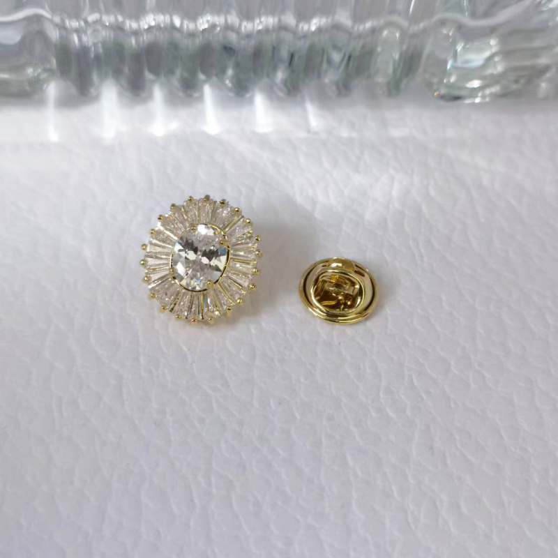 Ovratnički pin s mikrougrađenim cirkonima, minimalisticki i elegantan dodatak za košulju