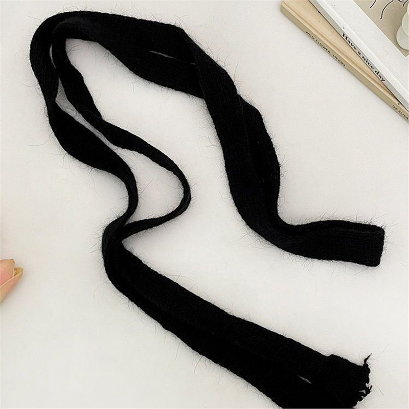 Crni pleteni ogrlica-choker, dugi uski šal u retro stilu