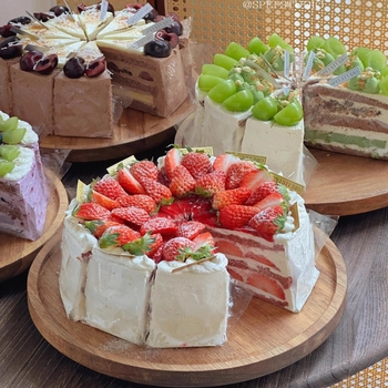 Tiramisu torta omotač s prozirnim papirom za pečenje i PE premazanim podlogama za slastice