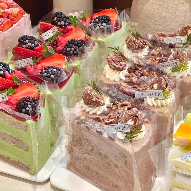 Tiramisu torta omotač s prozirnim papirom za pečenje i PE premazanim podlogama za slastice