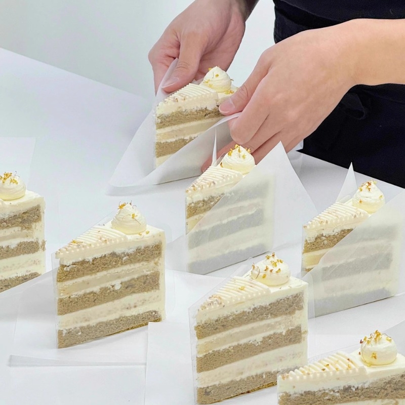 Tiramisu torta omotač s prozirnim papirom za pečenje i PE premazanim podlogama za slastice