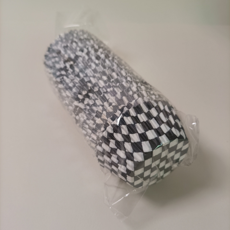 Crno-bijeli karirani papirnati kalupi za muffine, otporni na masnoću, papirne podloške za čokoladu, pojedinačno pakirano, PVC spremnik, oko 100 komada