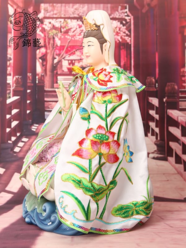 Guanyin Bodhisattva szobor köpeny és hófehér ruházat