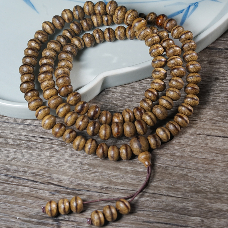 Agarwood Buddha gyöngy karkötő, egyláncos, öreg anyag, sárgás föld szín